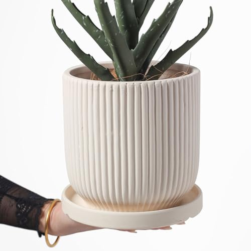 Fausses fleurs d'intérieur et cactus sublimés dans ce pot tendance M