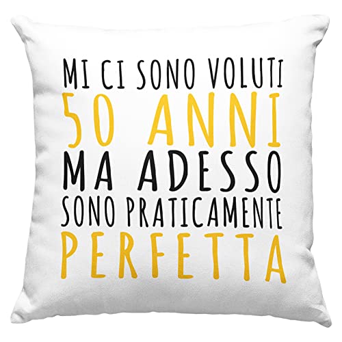 🏠 FANTASTICO CUSCINO: Questo cuscino morbido super divertente è adatto a chi festeggia il 50° compleanno, ha un design unico e accattivante, cosa che lo rendono un fantastico regalo per lei. Ideale per arredare la casa o per dormire. Perfetta Idea regalo per compleanno papà, mamma, nonno, nonna, marito, fratello, sorella, moglie, zio, zia, fidanzato, fidanzata, amica, amico.