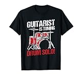 El guitarrista está afinando, solo tambor. Un divertido dicho para el baterista en una banda.