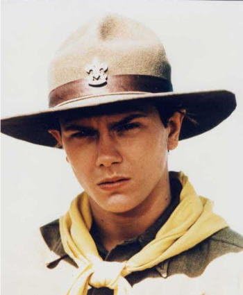 Amazon ブロマイド写真 インディ ジョーンズ最後の聖戦 リバー フェニックス 帽子 アイドル 芸能人グッズ 通販