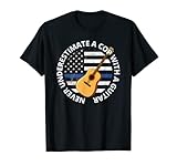 Ne sous-estimez jamais un vieil homme avec une guitare T-shirt pour homme, guitariste, musicien et shériffs. Représentez les forces de l'ordre avec ce poste de police à la retraite, drapeau américain vieilli avec une fine ligne bleue, excellent cadeau pour les agents à la retraite.