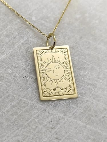 Collier pendentif pièce de tarot du Soleil, le cadeau idéal chargé de sens