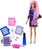 Usa el aplicador de plantillas para sujetar una de las cuatro plantillas y crea diseños únicos rociando el pelo de Barbie con el espray incluido