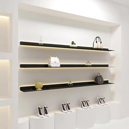 Luminaires muraux rectangulaires noirs et étagères pour éclairer un coin lecture cosy