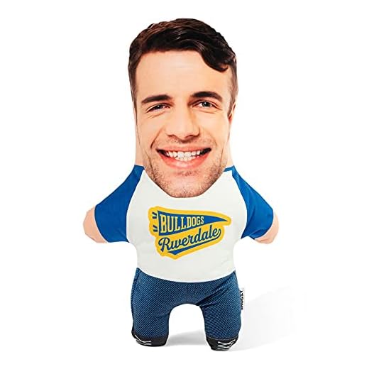 Snugzy Cojín personalizado con licencia oficial de Riverdale Mini Me's Doll para amigos, mamá, papá, esposa, niño, niña, abuela y abuelo. (Riverdale Bulldgos)
