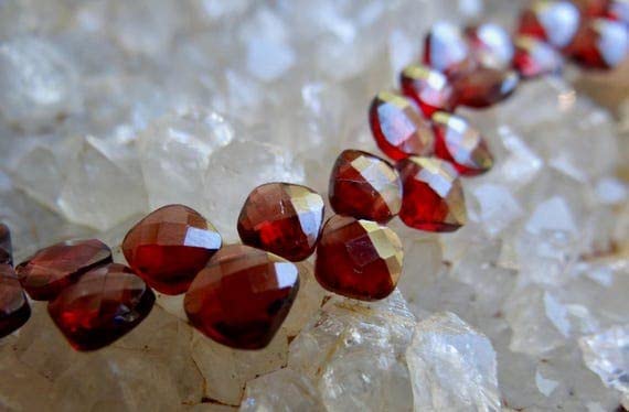 Grenat Mozambique briolette LKBEADS en diamant taillé pour création bijoux