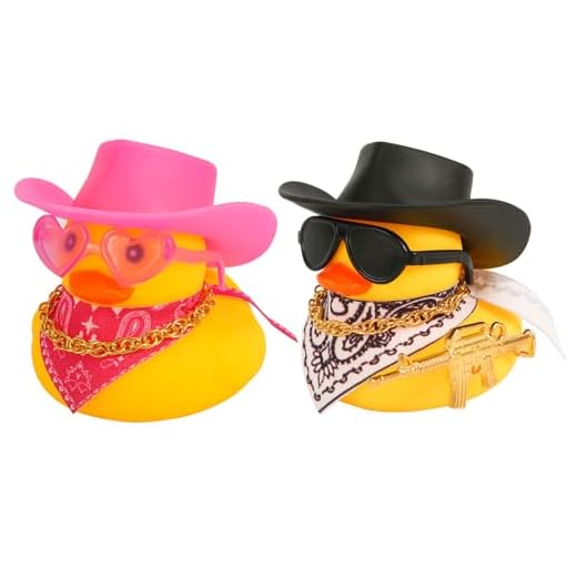PEUTIER 2 Piezas Divertidos Patos de Goma, Decoraciones para Salpicadero de Coche Adornos Coche con Sombrero de Vaquero Mini Bufanda Collar y Gafas de Sol para Coche Escritorio Oficina Decoración