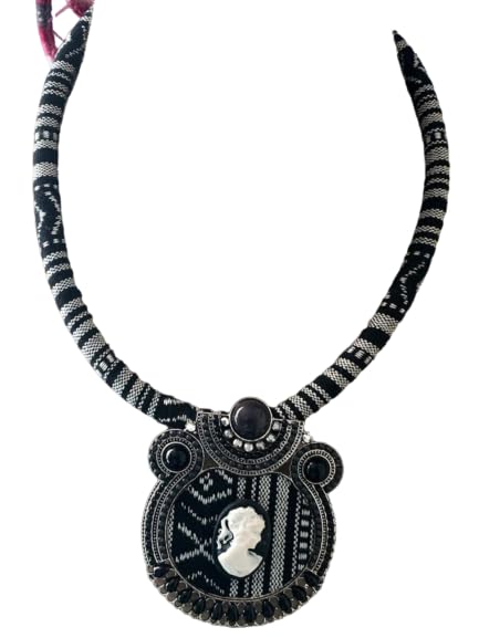 Collier plastron camée Marie Antoinette pour sublimer une robe de soirée