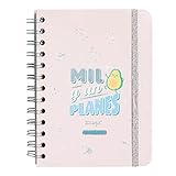 Esta agenda contiene: 160 páginas, frases diarias motivacinales, separadores con pestaña para cada mes, 8 hojas de pegatinas, juegos y extras entretenidísimos, horarios, calendarios, playlist exclusiva, página para anotar contactos, tablas de ahorro, cierre con goma elástica, planificador mensual al inicio de cada mes y ¡frases mensuales superdivertidas!