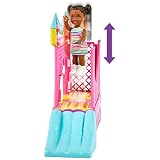 Barbie Skipper Klub Opiekunek „Dmuchany” zamek Zestaw do zabawy z lalką opiekunką Skipper, małą lalką, huśtawką i akcesoriami, zabawka dla dzieci od 3 roku życia, HHB67