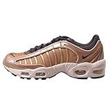 Importierte Design-Details abgeleitet von den Original 1978 Tailwind Air-Sole-Einheiten in Ferse und Vorfuß. Obermaterial aus Kunstleder, Leder und Textil. Griffige Gummisohle mit Traktionsmuster. Der Nike Air Max Tailwind 4 ist importiert.