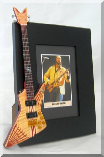 JOHN ENTWISTLE Miniature Bass Guitar Frame The WHO Dean - Les Beatles, Paul McCartney, John Lennon, RIngo Starr, George Harrison JOHN ENTWISTLE Miniature Bass Guitar Frame The WHO Dean