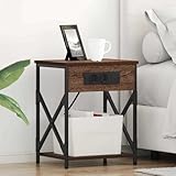 Table basse, design d'espace de rangement moderne : avec ses étagères simples, cette armoire organise efficacement les ustensiles de nuit tout en restant minimaliste et bien rangé