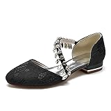 Élégance nuptiale intemporelle : ballerines à bout rond délicates avec brides de cheville ornées de strass pour un glamour subtil.