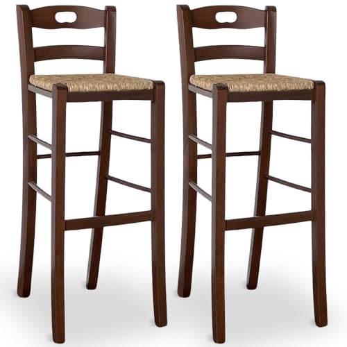 Coppia di sgabelli alti da bar in legno color noce scuro con seduta in paglia e foro nello schienale. Sono alti 80 cm da terra fino alla seduta e 104 cm in totale, considerando lo schienale. La seduta è larga 36 cm e profonda 32 cm, mentre le gambe misurano 40 cm in larghezza e 45 cm in profondità. Perfetti per arredare con semplicità cucine, pub, ristoranti, trattorie, bar o locali dallo stile rustico o moderno. Ideali per banconi, penisole o piani alti da 102 a 120 cm.