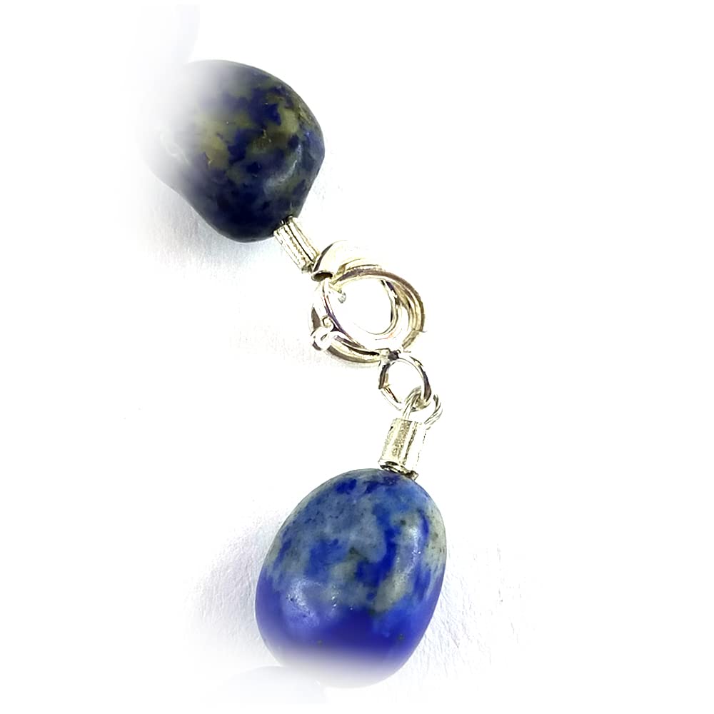 Collana blu con perle naturali di lapislazzuli (non tinto) a forma di piccoli ciottoli irregolari. Chiusura ad anello a molla in argento 925 o ottone placcato oro.