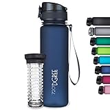 nike trinkflasche blau ✔ SPÜRE DEN UNTERSCHIED - Die spezielle samtige Beschichtung sorgt für ein unbeschreibliches Gefühl - bei gleichzeitiger moderner & minimalistischer Optik. Perfekt mit nur einer Hand unterwegs zu bedienen - dank 1-KLICK Trinkverschluss. Mit der Trageschlaufe hast du deine Flasche stets an deiner Seite. Trinke immer hygienisch durch den Schutz vor Schmutz & Staub - das neuartige Federsystem 2.0 sorgt dafür, dass die Verschlusskappe noch beim 1000sten Öffnen aufspringt wie am ersten Tag.