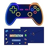 ✉️ ENVELOPPES ASSORTIES + STICKERS Chaque invitation est accompagnée d’une enveloppe bleue assortie, au toucher doux et festif et d’un sticker en forme de manette, pour fermer l’enveloppe avec style.