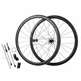 RAYONS: Rayons ronds droits en acier inoxydable noir et capuchon en aluminium étendu de 14 mm, solides et durables. Nombre de rayons : 20 dans la roue avant, 24 dans la roue arrière.