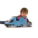 Der hellblaue MB Sprinter Tiertransporter, inklusive eines Pferdes, sorgt bei Kindern für strahlende Augen