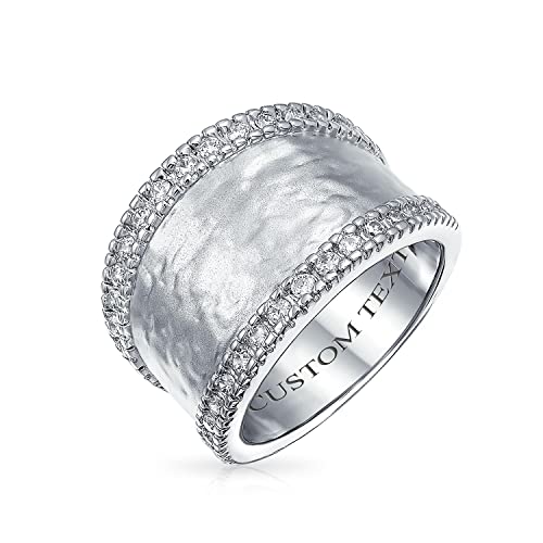 Bague géométrique mate fini brossé pour sublimer les mains féminines