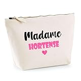 ✏️ Trousse 100 % bonne humeur pour organiser votre quotidien avec style ! Que ce soit à l’école, au bureau ou en voyage, elle vous accompagnera dans toutes vos aventures du quotidien. Résistante et lavable en machine, elle allie praticité et caractère. Son design imprimé sur le devant ajoute la touche qui fait toute la différence !