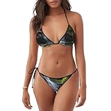 Idéal pour les vacances à la plage, les journées à la piscine, les voyages par temps chaud ou les sessions de natation en intérieur. Le style classique en deux pièces est facile à habiller avec une couverture, un paréo ou un chapeau de soleil. Disponible en plusieurs tailles et imprimés éclatants.