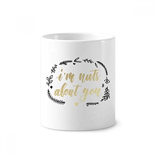 Tasse blanche et multicolore déco pour ranger les brosses à dents dans la salle de bain