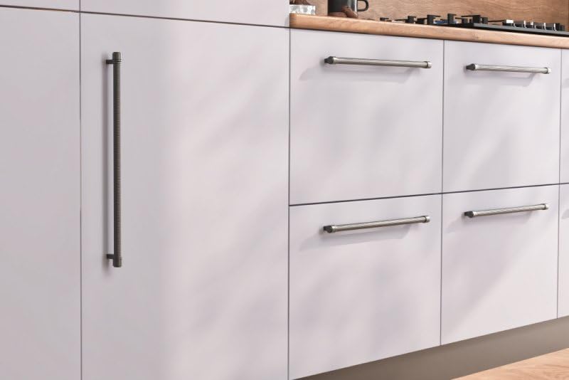 Tirador de mueble Nexus oro mate de 1252 mm: máxima ergonomía y estilo para armarios grandes.