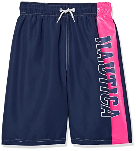Maillot de bain Nautica pour garçon évitant les coups de soleil sur la plage en été