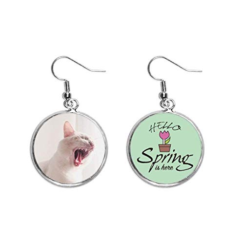 Pendientes de gato blanco ligeros que solucionan tus looks apagados de primavera