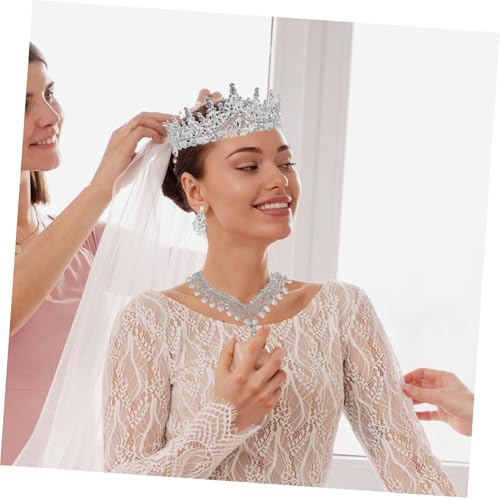 Collar y pendientes de boda para lucir un escote radiante en tu banquete nupcial 5