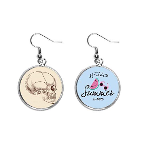 Pendientes de sandía y calavera de perfil para look alternativo de verano