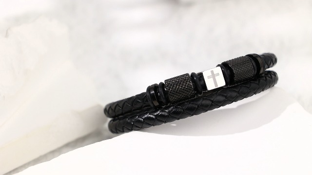 Pulsera de cuero trenzado con cruz cristiana para hombre miniatura 7