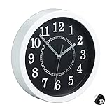 Praktisch: Die kleine Wanduhr läuft batteriebetrieben und macht nur angenehm leise Tickgeräusche