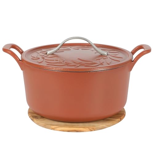 Bloomhouse Horno holandés de hierro fundido de 7 cuartos con tapa en relieve, esmalte europeo y salvamanteles de madera de olivo, terracota mate
