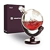 Whisky Karaffe Globus Set (850 ml) – Edler Whiskey Decanter mit Gläser, Holzständer und eingravierte Weltkarte – Whisky Geschenkset/Geschenke für Männer die alles haben, Whisky Dekanter Kristallglas