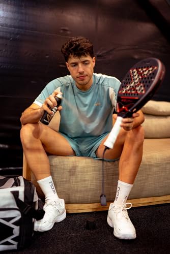 Jugador sentado aplicando spray TotalGrip de 4on mientras sostiene su pala de padel