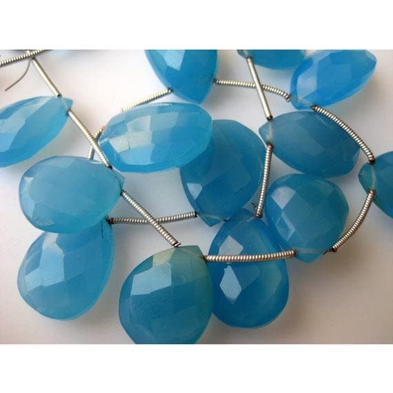 Calcédoine bleue naturelle facettée en forme de poire pour création joaillière haut de gamme
