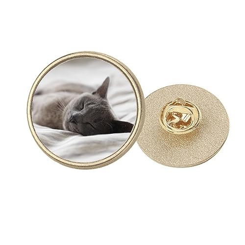Broche chat gris ronde en métal pour accessoiriser une veste