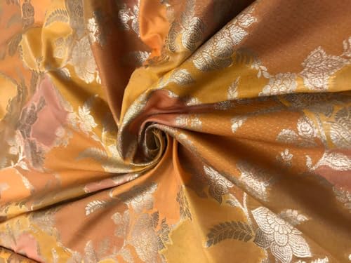 Tissu brocart de soie jacquard floral bicolore mangue pêche et reflets d'or précieux