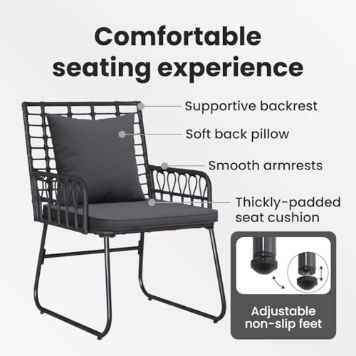 Coussins en polyester anthracite et structure noire pour cet ensemble repas de jardin