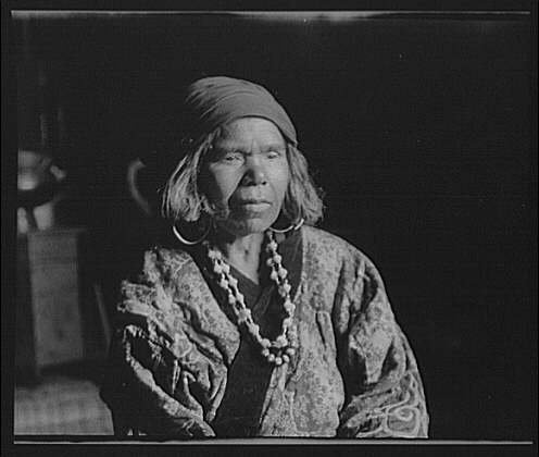 Photo : femme Ainu portant un foulard, boucles d'oreilles, collier, villages, nitrates, A Genthe,1908 Cover