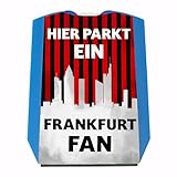 Die Parkscheibe ist nur auf der Rückseite bedruckt, sodass diese noch der StVo entspricht und im Straßenverkehr eingesetzt werden kann. Auf der Rückseite sind Teile der Stadt von Frankfurt in den Vereinsfarben Schwarz Weiß Rot abgebildet. In großen Buchstaben steht Hier parkt ein Frankfurt Fan auf der Parkscheibe.