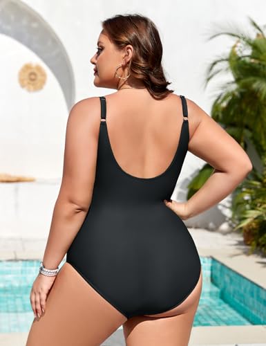 Mujer con bañador negro de talla grande, mostrando la espalda del traje de baño junto a la piscina