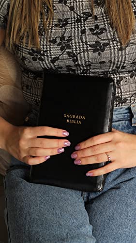 Biblia Católica, Tamaño Personal, Leathersoft, Negra, Con Cierre, Comfort Print: Biblia de America,