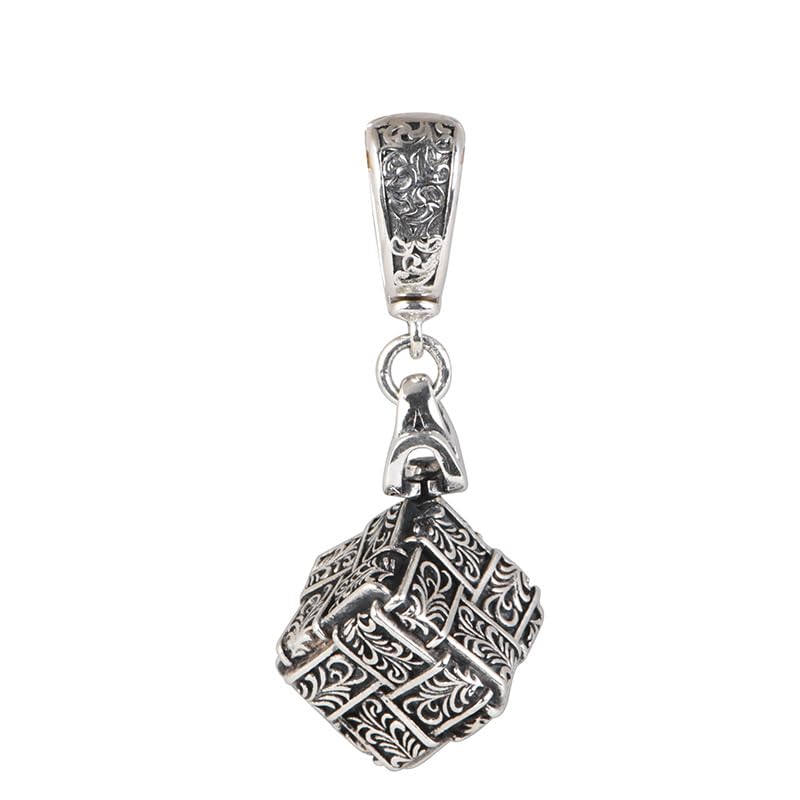 Pendentif Rubik's Cube en argent pour femme, l'accessoire vintage idéal sur un grand pull d'hiver