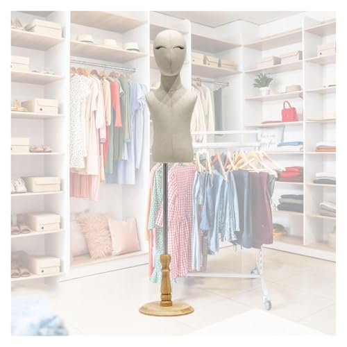 Maniquí infantil para escaparates de ropa infantil que recrea conjuntos reales en tiendas de moda