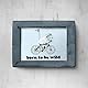 Inkognito Plüsch Postkarte | Anlass: ’’lustiger Spruch’’, Motiv: Fahrrad ’’born to be wild’’ | Künstler: Barbara Dienz-Sengmüller | Art-Nr.: 20829 | vom Berliner Verlag