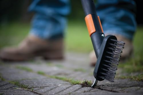 Fiskars Fugenbürste mit zusätzlicher Kratz-Klinge, Gerätekopf, Länge: 18,5 cm, Breite: 15 cm, Stahl-Borsten/Glasfaserverstärkter Kunststoff-Rahmen, Schwarz/Orange, QuikFit, 1000657